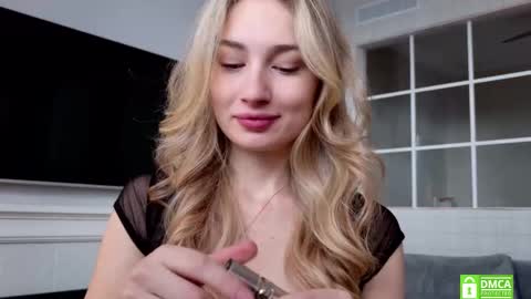 Snapshot of wellicaren chatting on 11.26.25 CAREN online show from 11.26.25