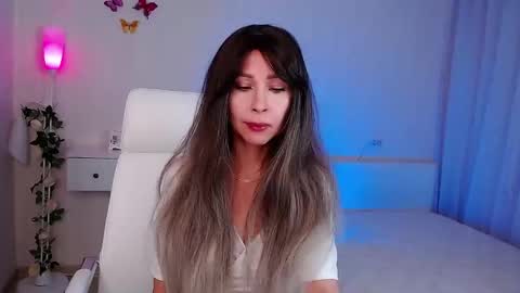 Snapshot of wendifoster chatting on 11.21.25 Wendi Foster online show from 11.21.25