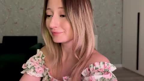 Snapshot of wendy_amber chatting on 11.07.25 Daisy online show from 11.07.25