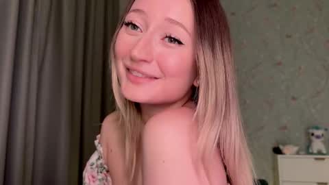 Snapshot of wendy_amber chatting on 11.12.25 Daisy online show from 11.12.25