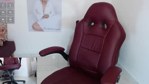 Snapshot of wet_liss chatting on 12.21.24 Diva online show from 12.21.24