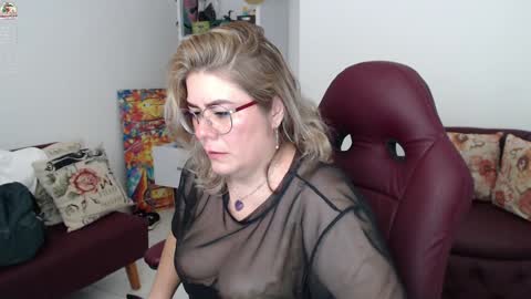 Snapshot of wet_liss chatting on 12.27.24 Diva online show from 12.27.24