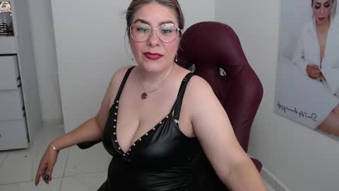 Snapshot of wet_liss chatting on 12.31.24 Diva online show from 12.31.24