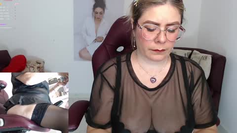 Snapshot of wet_liss chatting on 01.12.25 Diva online show from 01.12.25