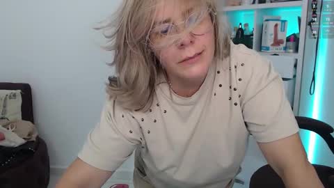 Snapshot of wet_liss chatting on 02.23.25 Diva online show from 02.23.25