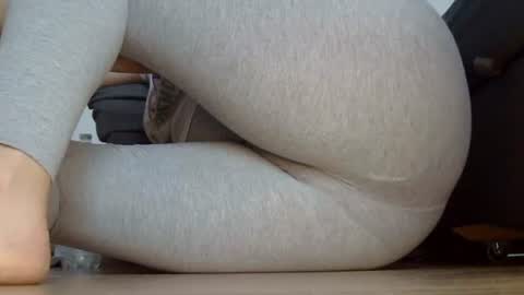 Snapshot of wet_pants2022 chatting on 10.24.25 wet_pants2022 online show from 10.24.25