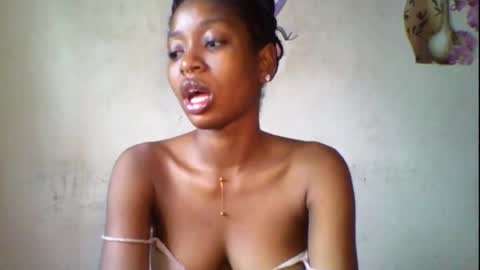 Snapshot of wet_pussy200 chatting on 10.27.25 Bella online show from 10.27.25