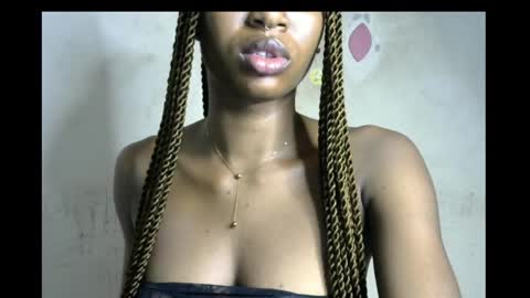 Snapshot of wet_pussy200 chatting on 11.18.25 Bella online show from 11.18.25