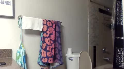 Snapshot of wetkyliecreams chatting on 01.08.25 Kylie online show from 01.08.25