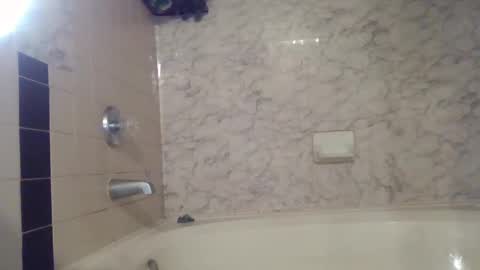 Snapshot of wetkyliecreams chatting on 01.11.25 Kylie online show from 01.11.25