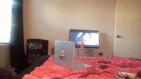 Snapshot of wetkyliecreams chatting on 01.22.25 Kylie online show from 01.22.25