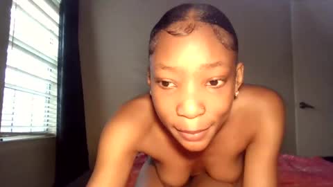 Snapshot of wetkyliecreams chatting on 02.10.25 Kylie online show from 02.10.25