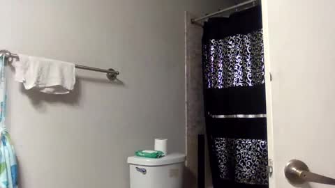 Snapshot of wetkyliecreams chatting on 03.10.25 Kylie online show from 03.10.25