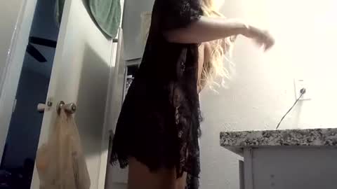 Snapshot of wetkyliecreams chatting on 09.09.25 Kylie online show from 09.09.25