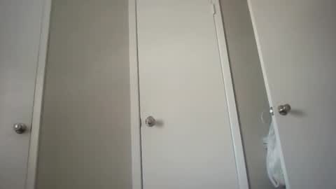 Snapshot of wetkyliecreams chatting on 09.11.25 Kylie online show from 09.11.25