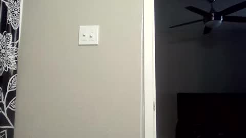 Snapshot of wetkyliecreams chatting on 10.03.25 Kylie online show from 10.03.25