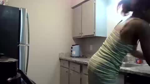 Snapshot of wetkyliecreams chatting on 10.12.25 Kylie online show from 10.12.25