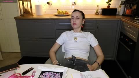 Snapshot of whats_her_name chatting on 01.13.25 Victoria Maria online show from 01.13.25