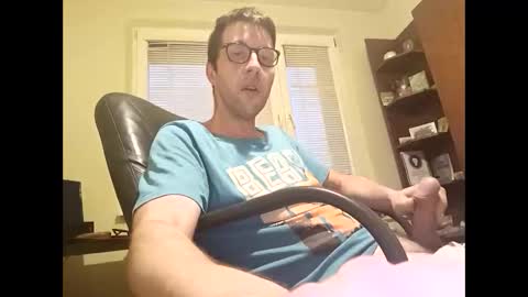 Snapshot of whatwouldyouliketosee chatting on 09.23.25 stoffy online show from 09.23.25