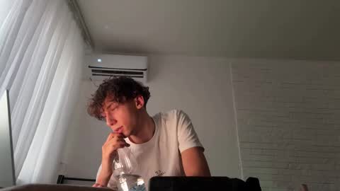 Mia  Please help me to reach 100 thumps up online show from 11.23.25