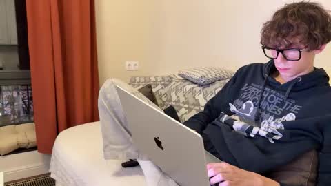 Mia  Please help me to reach 100 thumps up online show from 11.28.25