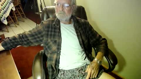 Snapshot of whofcares2 chatting on 11.15.25 whofcares2 online show from 11.15.25