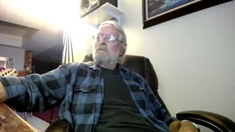 Snapshot of whofcares2 chatting on 11.18.25 whofcares2 online show from 11.18.25