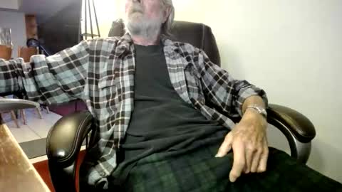 Snapshot of whofcares2 chatting on 12.18.25 whofcares2 online show from 12.18.25