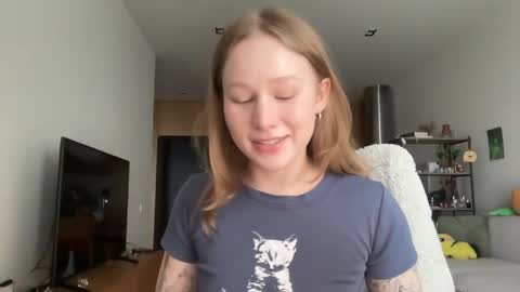 Snapshot of whoisalisa chatting on 04.05.26 Alisa online show from 04.05.26