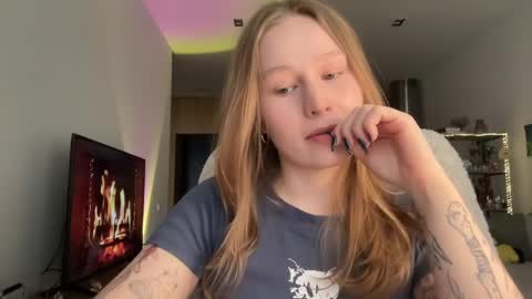 Snapshot of whoisalisa chatting on 04.12.26 Alisa online show from 04.12.26