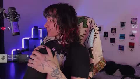 Snapshot of whysosweet chatting on 10.27.25 iggy iggz online show from 10.27.25