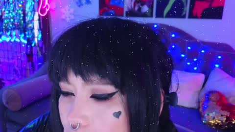 Laura  online show from 01.01.25