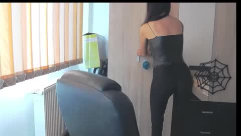 Snapshot of wildbea23 chatting on 10.31.25 Bea online show from 10.31.25