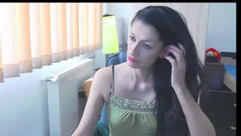 Snapshot of wildbea23 chatting on 11.09.25 Bea online show from 11.09.25