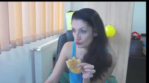 Snapshot of wildbea23 chatting on 11.12.25 Bea online show from 11.12.25