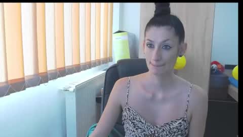 Snapshot of wildbea23 chatting on 11.16.25 Bea online show from 11.16.25