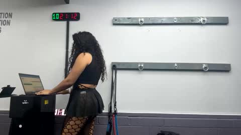 Snapshot of wildrose1111 chatting on 11.05.25 WildRose online show from 11.05.25