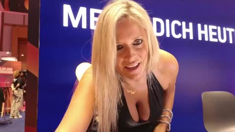 Snapshot of wildtequilla chatting on 09.27.25 Lili online show from 09.27.25