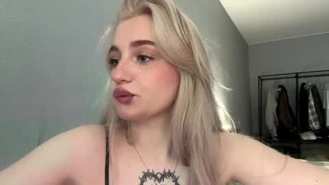 Snapshot of willenasow chatting on 05.29.26 Olivia online show from 05.29.26