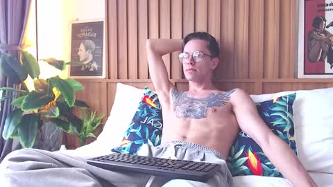 Snapshot of william_henry_a chatting on 01.12.26 William online show from 01.12.26