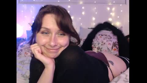 Snapshot of wingardiumleveveosa chatting on 12.21.25 Eevie online show from 12.21.25