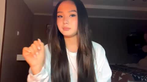 Snapshot of winterluchini chatting on 10.25.25 Amina online show from 10.25.25