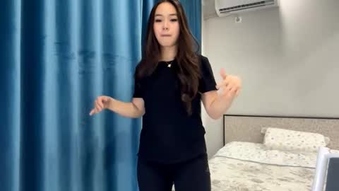 Snapshot of winterluchini chatting on 11.12.25 Amina online show from 11.12.25