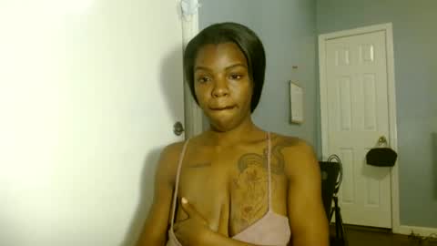 Snapshot of wishhwashy22 chatting on 02.02.25 Chanel online show from 02.02.25