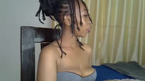 Snapshot of wizzia_khalifa chatting on 03.11.25 girlie o online show from 03.11.25