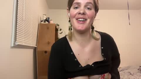 Snapshot of wldntulik2no chatting on 12.21.24 Moth online show from 12.21.24