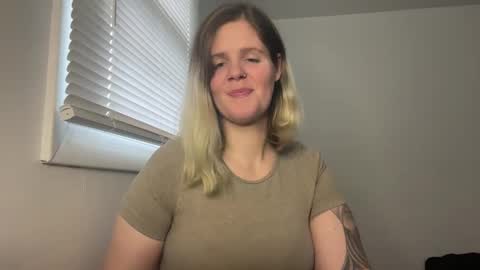 Snapshot of wldntulik2no chatting on 01.01.25 Moth online show from 01.01.25