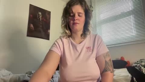 Snapshot of wldntulik2no chatting on 02.12.25 Moth online show from 02.12.25