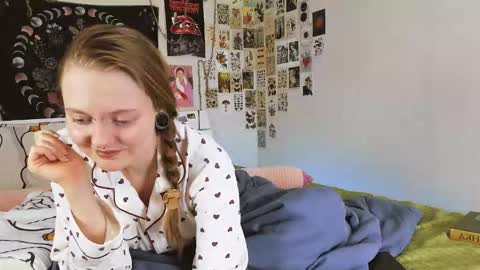 Snapshot of wonderconnie chatting on 09.28.25 wonderconnie online show from 09.28.25