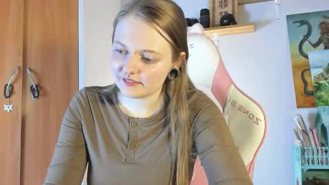 Snapshot of wonderconnie chatting on 10.02.25 wonderconnie online show from 10.02.25